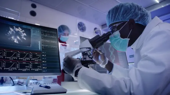 Un jeune microbiologiste sénégalais étudiant le virus du Covid en laboratoire