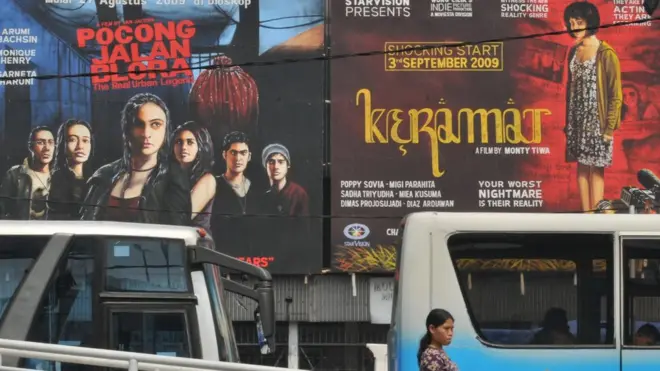 Dua baliho film di sebuah bioskop di Jakarta, 8 September 2009.