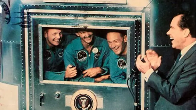 Presiden AS Richard Nixon berbicara pada tiga astronot Apollo 11 di atas kapal USS Hornet, 24 Juli 1969.