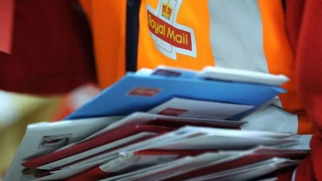 Un agent de Royal Mail avec en main des lettres à déposer (illustration)