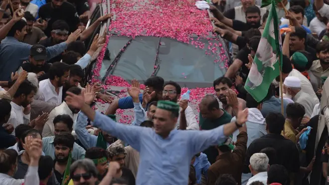 نواز شریف کا قافلہ بذریعہ جی ٹی روڈ لاہور جا رہا ہے