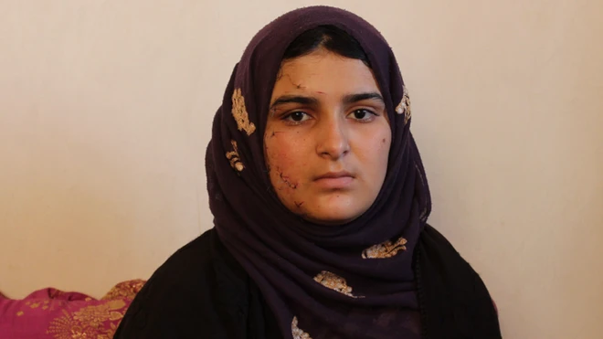 Razia selamat dari bom mobil yang meledak di dekat sekolah bahasa isyaratnya.