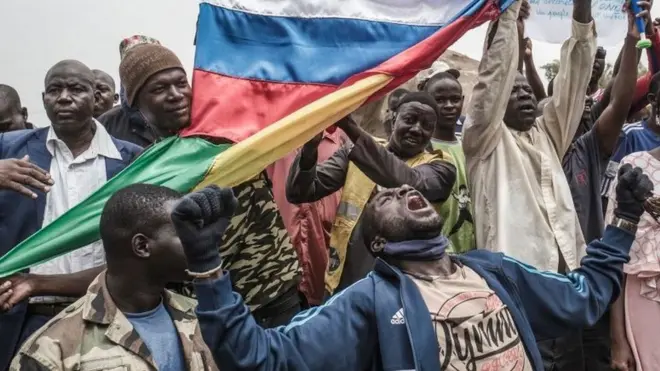 Des drapeaux russes et maliens sont brandis par des manifestants à Bamako, lors d'une manifestation contre l'influence française dans le pays, le 27 mai 2021.