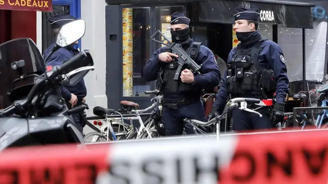 Policías armados aseguran el perímetro en 'Rue d'Enghien' luego de un tiroteo cerca de un centro cultural kurdo en París, Francia, el 23 de diciembre de 2022.