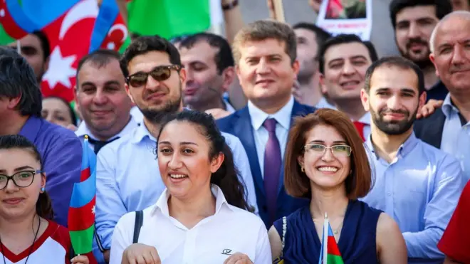 Ötən həftə sonu internet vasitəsilə qurultay keçirib partiya olduğunu elan edən ReAL siyasi təşkilat kimi Ədliyyə Nazirliyinin qeydiyyatından keçməyəcək.