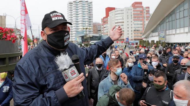 Сергей Тихановский на пикете в Минске.