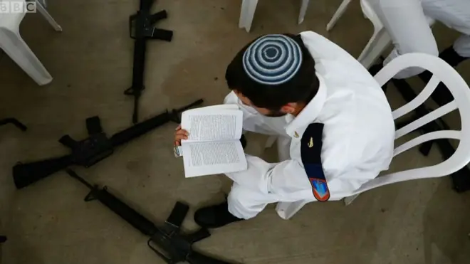 ชาวยิวนั่งอ่านหนังสือ