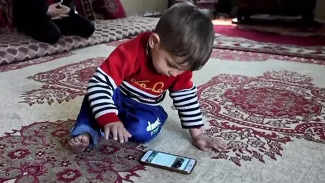 دفعت المضايقات المتلاحقة لعائلة طفل أفغاني يحمل اسم دونالد ترامب إلى التفكير بطلب اللجوء. إذ تلقى الأب، سعيد أسد الله، والأم، جميلة، تهديدات عدة ومطالبات بالرحيل من بلدتهم.