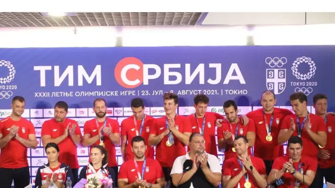 Vaterpolisti i Jovana Preković na aerodromu