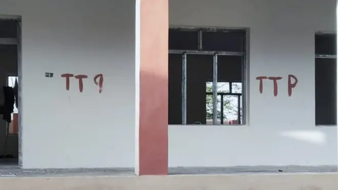 گورنمنٹ ہائی سکول کڑمہ کی عمارت اور برآمدے کی دیوار پر وال چاکنگ