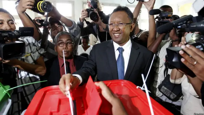 Hery Rajaonarimampianina dans un bureau de vote en 2014, l'année de son élection à la présidence malgache.