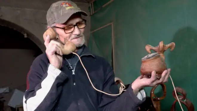 Deda Rajko razgovara telefonom