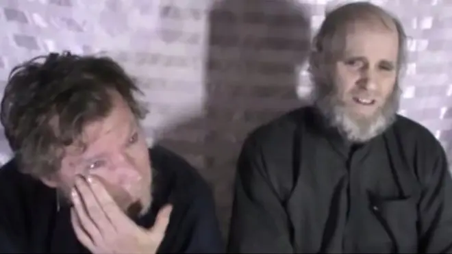 बंधक बनाए जाने के दौरान वीक्स (बाएं) और केविन किंग.