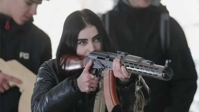 Warga sipil Ukraina diberikan pelatihan menembak untuk menghadapi militer Rusia.