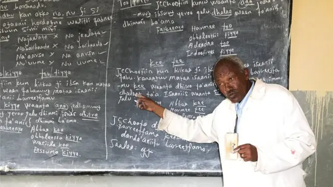 Barsiisaa Tafarraa Ta'eeraan mana barumsaa Minilik sadarkaa 2ffaatti ala-idileen Afaan Oromoo barsiisu