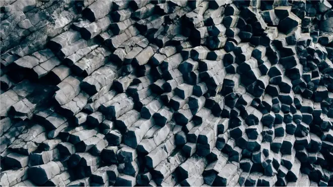 Una ilustraci[on de rocas ubicuas