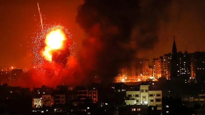 قال الجيش الإسرائيلي إنه قصف 150 هدفا في غزة ردا على إطلاق صواريخ من القطاع على إسرائيل. وأفادت تقارير بمقتل ثلاثة فلسطينيين في سلسلة من الغارات الجوية الإسرائيلية.