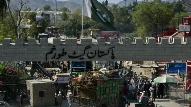 لیوال: افغانستان خپل پخوانی سیاست پرمخ بیایي او قبایل له پولې اوښتو لپاره ویزې ته اړتیا نه لري