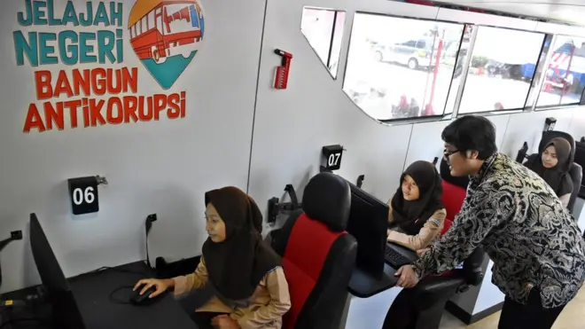 Petugas mengarahkan sejumlah siswa dalam permainan komputer edukasi saat acara Jelajah Negeri Bangun Antikorupsi oleh Komisi Pemberantasan Korupsi (KPK) di Ungaran, Kabupaten Semarang, Jawa Tengah, Rabu (10/10).