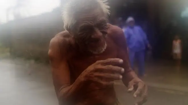 Seorang kakek di Luzon, Filipina, saat topan melanda.