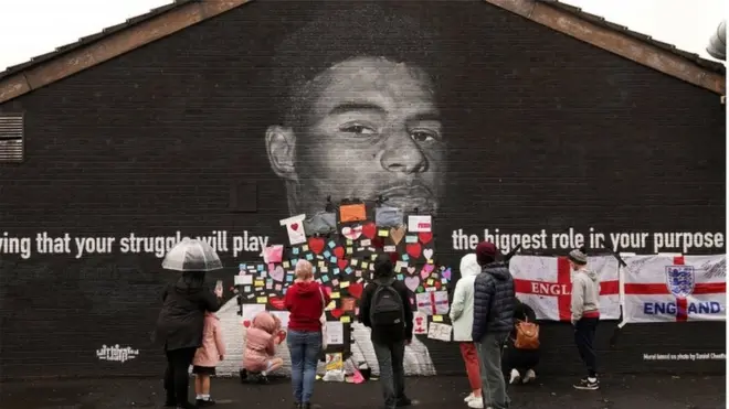 応援メッセージで「修復」されたラッシュフォード選手の壁画