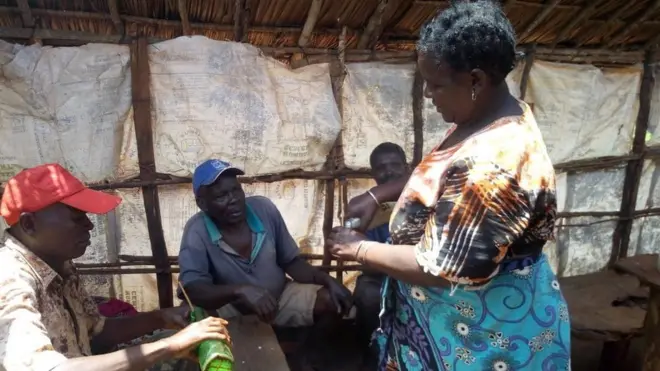 Wateja wakipimiwa pombe ya mnazi