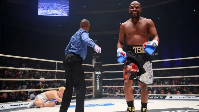 Mayweather tersenyum sesudah menjatuhkan Nasukawa.