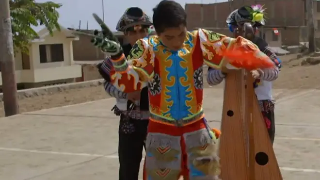 танцівники