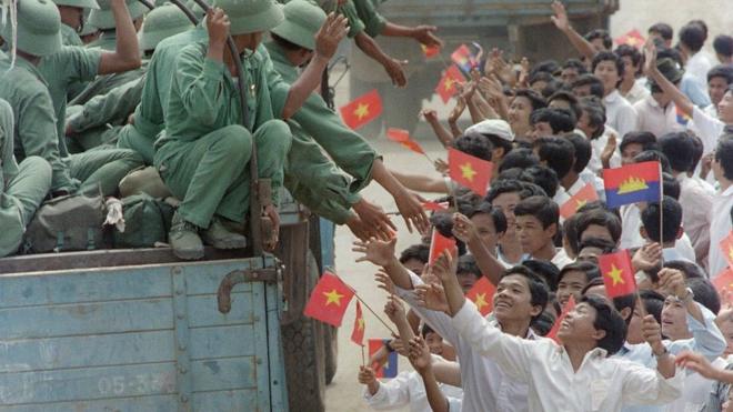 Người dân Campuchia vẫy tay chào binh lính Việt Nam rời Campuchia vào tháng 9/1989, kết thúc 11 năm Việt Nam đóng quân ở đất nước này.