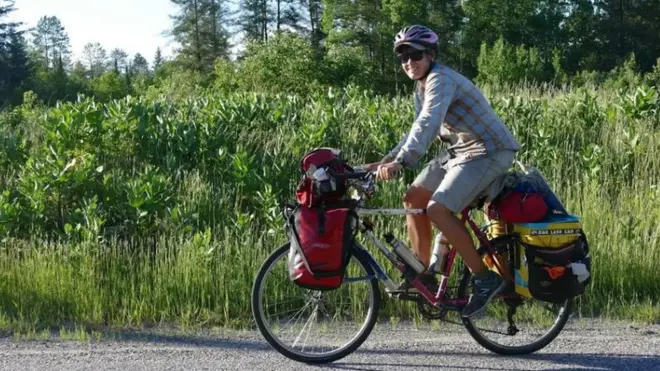 Sara mengatakan sepeda adalah moda transportasi ideal untuk mengikuti rute migrasi kupu-kupu raja.