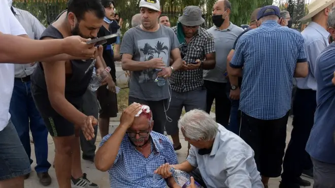 بعض المتظاهرين أصيبوا خلال الاشتباكات.