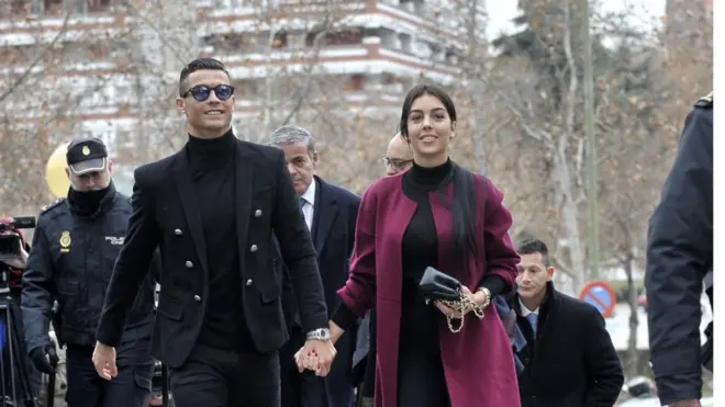 Cristiano Ronaldo tới tòa án cùng vị hôn thê Georgina Rodriguez.