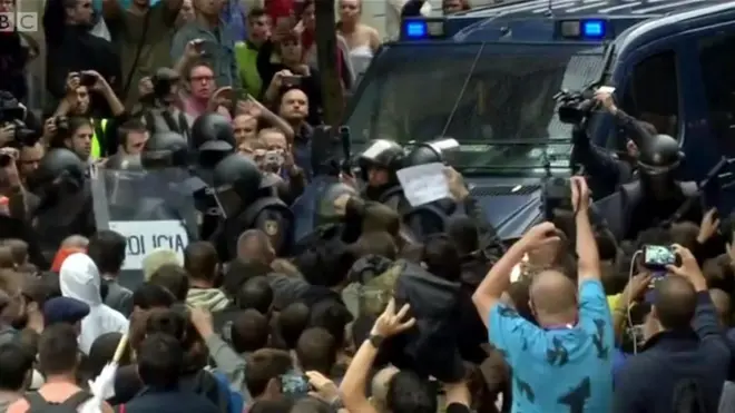 Сутички між поліцією та учасниками референдуму в Каталонії