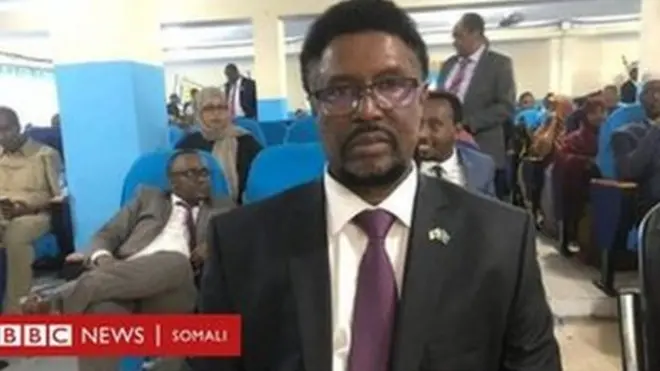 Guddoomiyaha Baarlamaanka, Axmed Sheikh Cabdiraxman Mursal, ayaa gudoomiyay kalfadhiga lagu ansixiyay isbaddellada xeerka bangiga dhexe