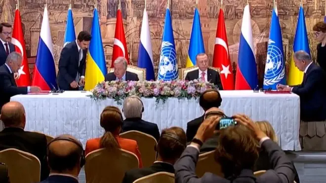 روس اور یوکرین کے نمائندوں نے ترک صدر اور اقوام متحدہ کے سیرکیٹری جنرل کے سامنے ایک جیسے دو الگ الگ معاہدوں پر دستخط کیے۔