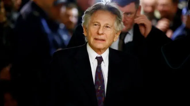 فر بولانسكي، وهو الآن في الثالثة والثمانين، قبل إصدار الحكم عليه بتهمة الاغتصاب