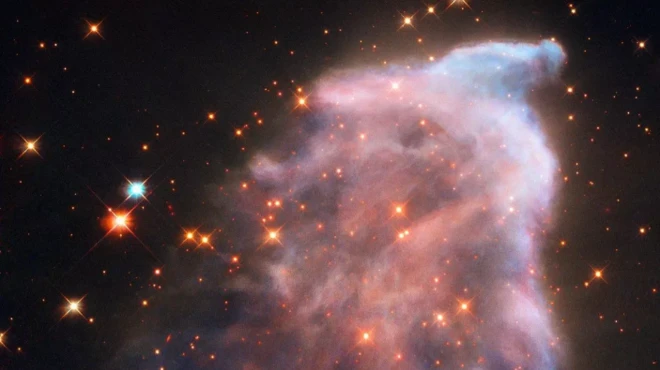 เนบิวลา IC 63 หรือ "เนบิวลาผี" ในกลุ่มดาวแคสซิโอเปีย ซึ่งกล้องโทรทรรศน์อวกาศฮับเบิลบันทึกภาพไว้เมื่อปี 2016