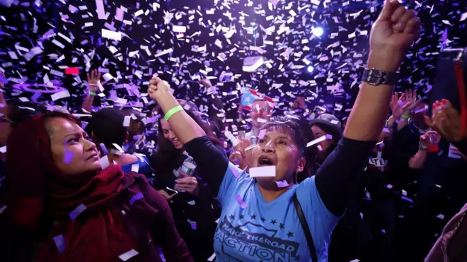 Kutlama yapan Demokrat Partililer