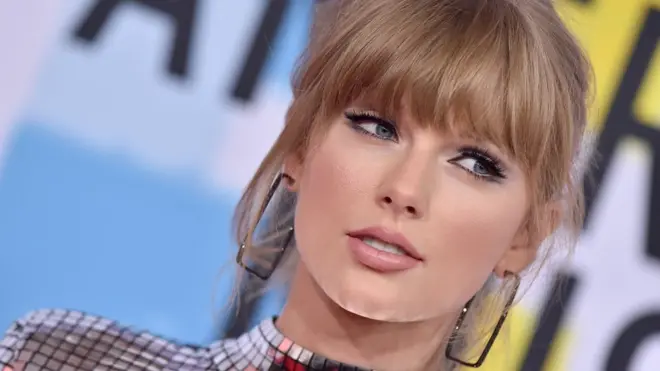 Поп-исполнительница утверждает, что права на старые хиты были проданы без ее ведома