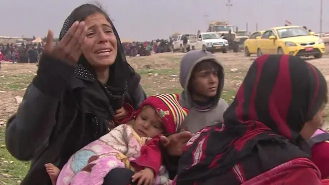 المواجهات في الجانب الغربي من مدينة الموصل تحتدم بين القوات العراقية وتنظيم الدولة الإسلامية. ويستمر في تلك المناطق، هروب النازحين من القتال.