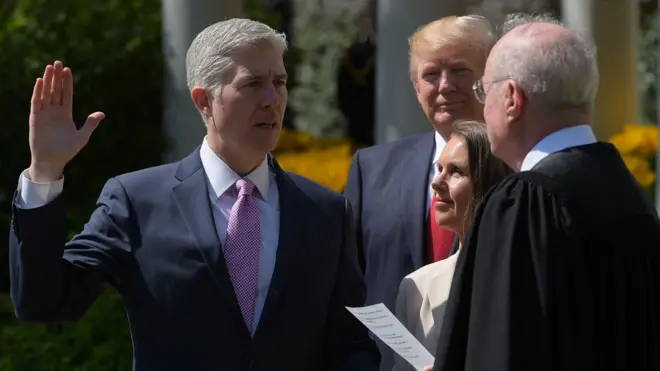 نیل گورسچ، در حضور همسرش و دونالد ترامپ، در کاخ‌سفید سوگند ادا کرد و رسما قاضی دیوان عالی آمریکا شد.