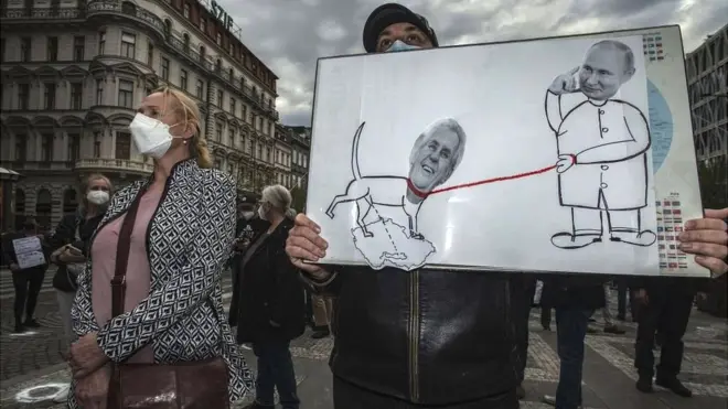 29 апреля в Праге прошел митинг. Протестующие критиковали президента Чехии за пророссийские взгляды. За несколько дней до этого президент Чехии Милош Земан заявил, что в качестве причины взрывов также рассматривается неосторожное обращение с боеприпасами