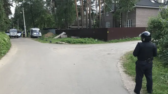 Полиция у дома подозреваемого