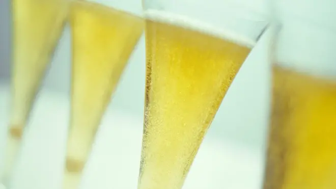 صاحب الدعوى يطالب بتعويض عن فارق السعر بين المشروب الذي حصل عليه والمعلن عنه