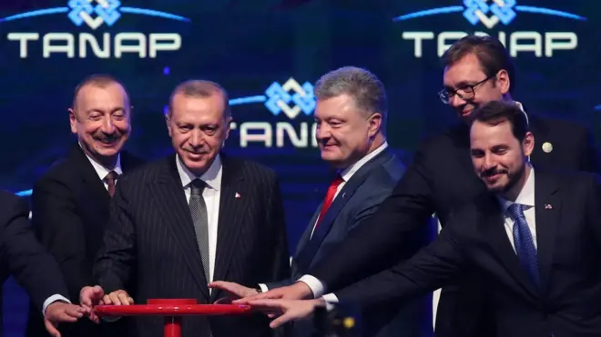 Порошенко помогал откручивать вентиль. Украина хочет быть в числе покупателей.