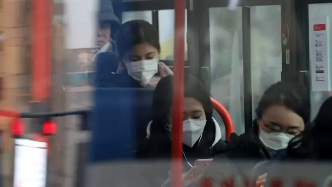 마스크 쓰고 버스 탑승한 승객들