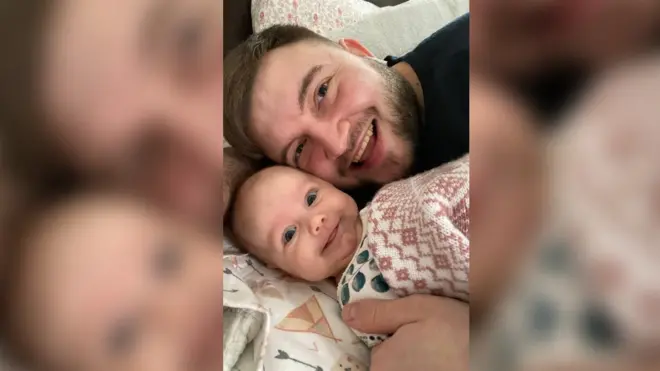 Yuriy và con gái nhỏ của anh, đứa bé đã tử vong trong một cuộc tấn công tên lửa vào thứ Bảy ngày 23 tháng 4