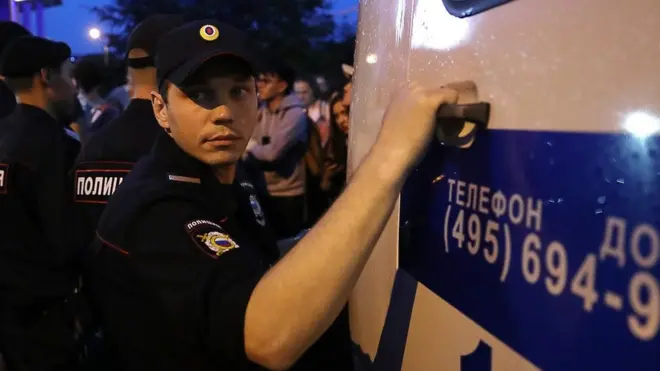 У здания суда были задержаны несколько человек