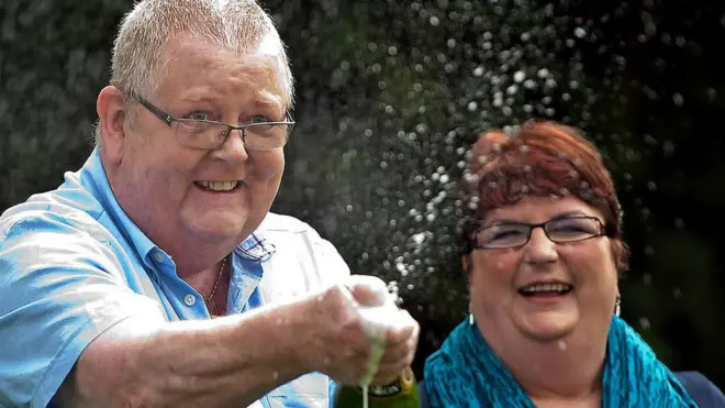 كولن وير وزوجته كريس يحتفلان