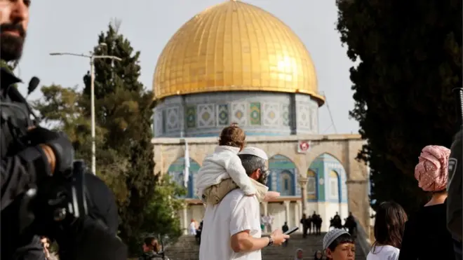 شوهد زوار يهود في المجمع الذي يضم المسجد الأقصى بينما ينشأ التوتر أثناء الاشتباكات في البلدة القديمة بالقدس.